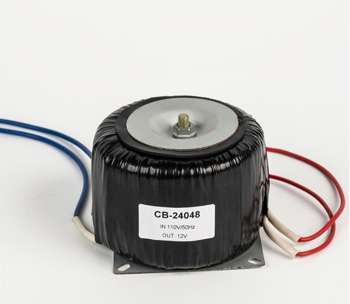 Toroidal transformatör neden verimli güç dönüşümünde, elektromanyetik girişim performansında ve çoklu uygulama senaryolarında iyi performans gösteriyor?